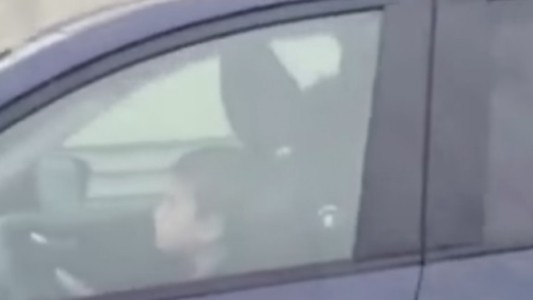 Indignación por el video de un chico manejando un auto a 100 kilómetros por hora