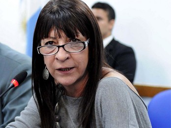 Por qué Diana Conti defiende las carreras de galgos