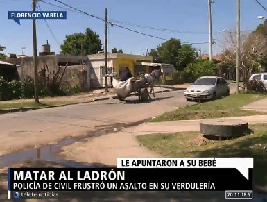Le apuntaron a su bebé y mató al ladrón