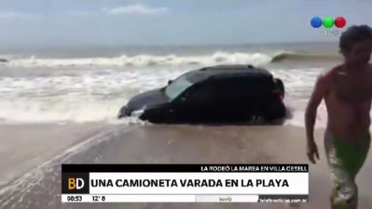 Una camioneta quedó varada en la playa