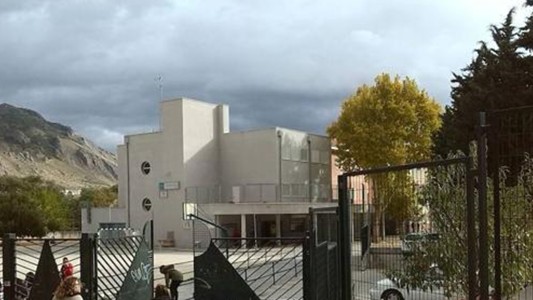 Brutal agresión: le arrojó una computadora a su profesor por quitarle el celular