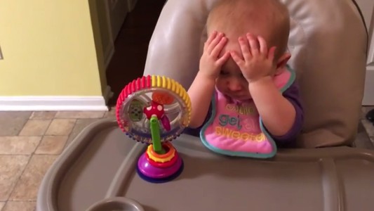 La desopilante reacción de una bebé al probar brócoli por primera vez