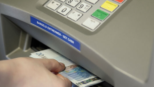 Hackers atacaron varios cajeros automáticos y los programaron para arrojar dinero