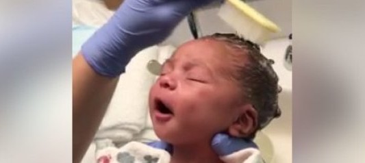 Video viral: el placer de una beba recién nacida a la que le lavan la cabeza
