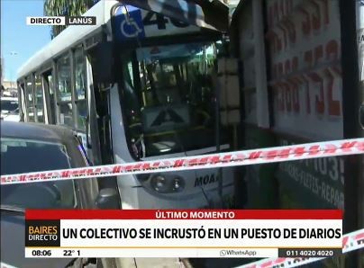 Un colectivo se incrustó en un puesto de diarios