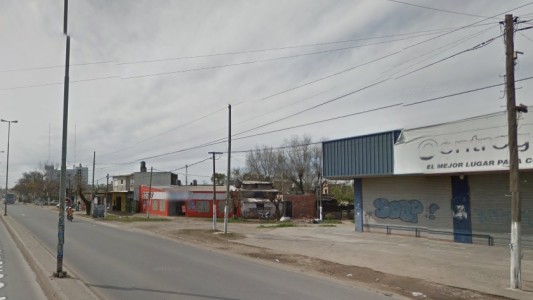 Salió a buscar al ladrón que le robó la moto pero se confundió y baleó a otra persona