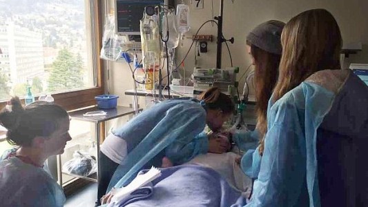 El último adiós: la historia detrás de la foto que recorre el mundo