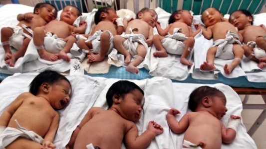 India: desarticularon una banda que traficaba con bebés en cajas de galletas