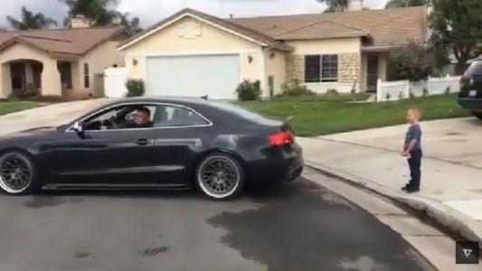 Video viral: la curiosa forma de esta padre para sacarle un diente a su hijo