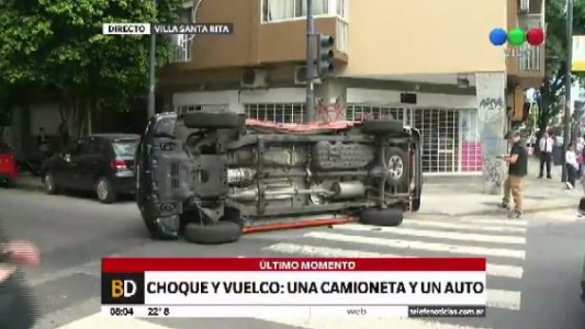 Choque y vuelco en Villa Santa Rita