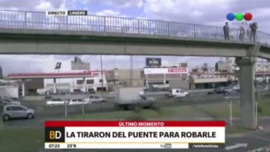 La tiraron del puente para robarle