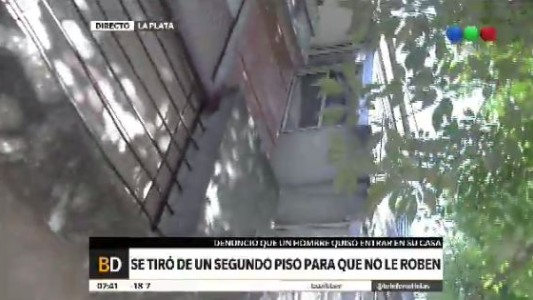 Una chica se tiró de un segundo piso mientras la asaltaban
