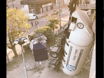 Un camión cayó de la autopista y murió su conductor