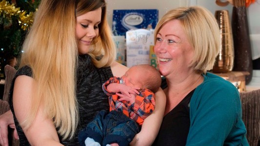 Dio a luz a su nieto con los óvulos congelados de su hija