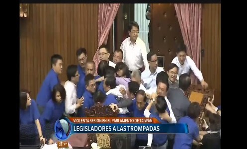 Parlamentarios terminaron a las trompadas en Taiwán