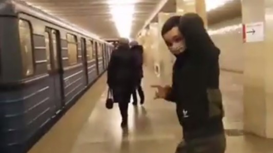 Infartante pirueta delante de un subte en movimiento paraliza corazones en internet