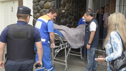 Detuvieron a un médico cuando se realizaba a sí misma una cirugía de alargamiento de pene