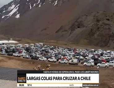 Largas colas para cruzar a Chile