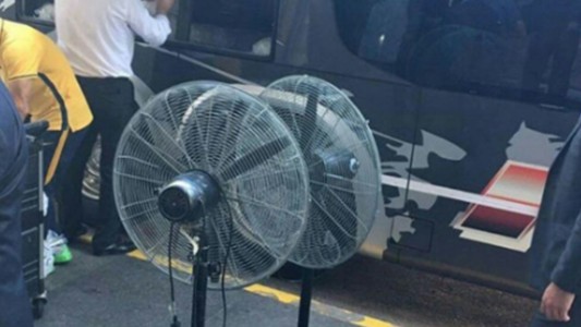 Boca llevó ventiladores al Monumental porque no funciona el aire acondicionado en su vestuario