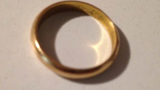 Encontró una alianza de 1948, la difundió en las redes y localizó a su dueña de 90 años