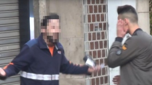 Un youtuber fue agredido tras realizar una broma en cámara oculta