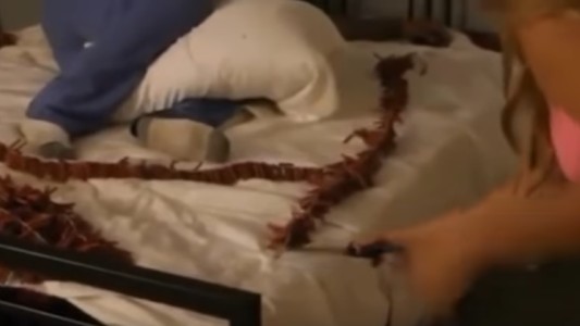 Video: peligrosa broma de una joven a su novio mientras dormía