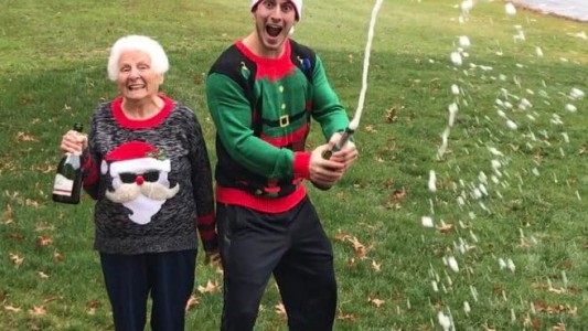 #EsViral Los videos y fotos de este Youtuber con su abuela están arrasando en redes sociales