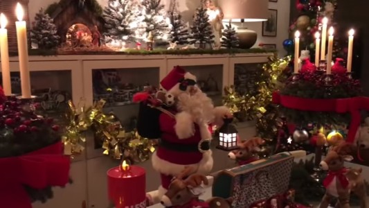 Fanático de la Navidad tarda un mes en decorar su casa con objetos que colecciona