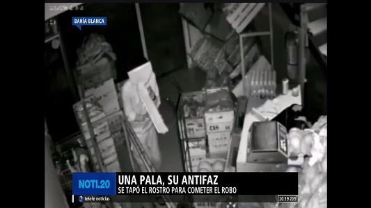 Video: ladrón usa una pala como antifaz para que no lo reconozcan
