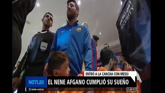 El nene afgano de la "camiseta bolsa" cumplió el sueño de conocer a Messi