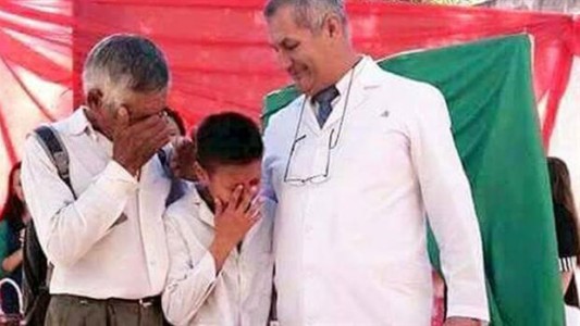 La emoción de Efraín: tras la conmovedora foto del alumno chaqueño se multiplican los ofrecimientos de ayuda