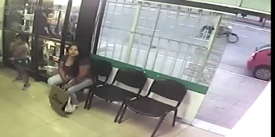 Indignante: filmaron a una mujer obligando a una nena a robar una tablet