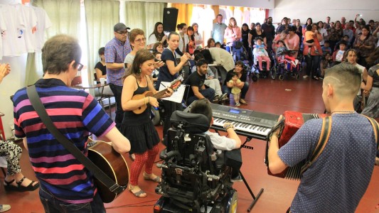 Gracias a la musicoterapia, un niño con enfermedad neuromuscular armó su banda "Altas Cumbias"
