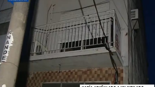 Entró a robar, cayó del balcón y murió