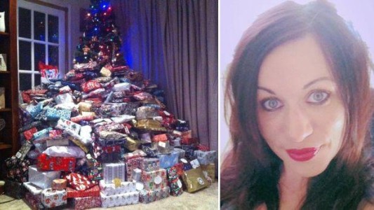 Furia en las redes sociales por una mujer que llenó el arbolito de Navidad de regalos para sus hijos