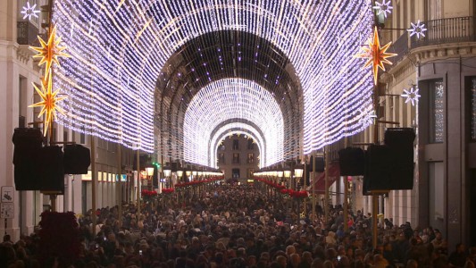 Video: show de luces navideñas al ritmo de Queen en Málaga