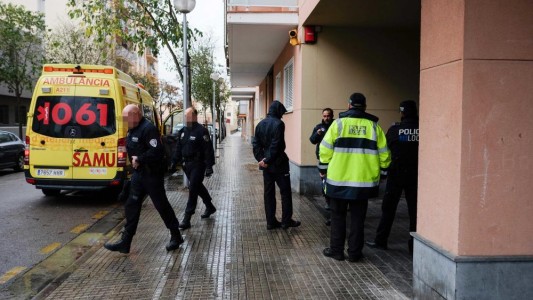 Tres chicos salieron a pedir comida y ayuda tras convivir durante varios días con el cadáver de su madre