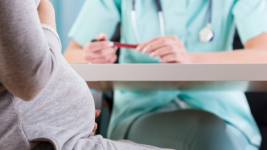 Licencias por maternidad y paternidad: el Gobierno advirtió que no serán ampliadas