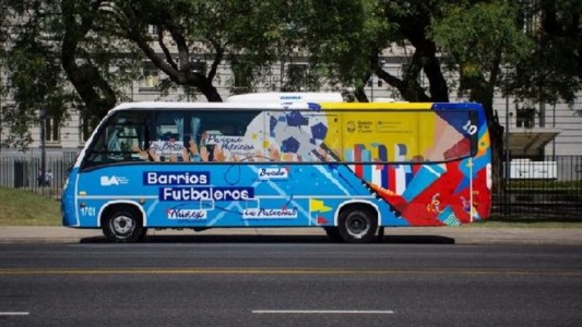 "Barrios futboleros": nuevo bus turístico gratuito lleva a conocer los estadios porteños