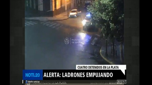 Insólito: empujaban autos para robarlos