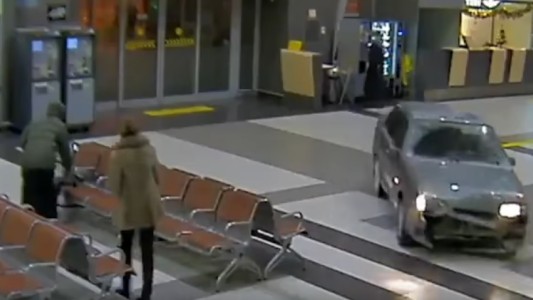 Video: la persecución de un auto adentro del aeropuerto