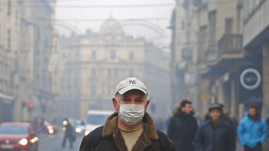 El smog tapa Sarajevo y el gobierno regala los boletos de transporte público para que no usen el auto