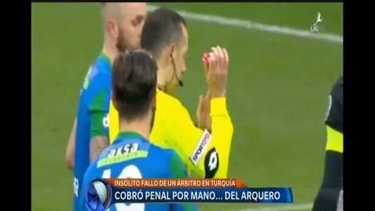 Fallo insólito: el árbitro que cobró penal por mano del arquero
