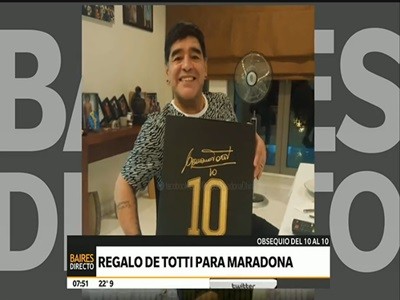 Regalo de Totti para Maradona