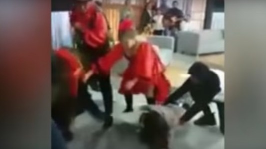 Terror en un estudio de TV: un oso atacó a una presentadora rusa