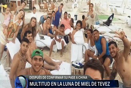 Una multitud en la luna de miel de Tevez