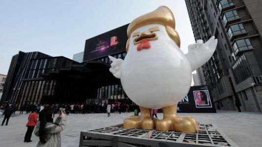 Furor por una estatua de un pollo gigante inspirada en Trump