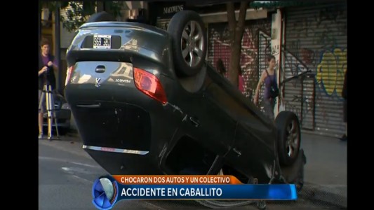 Triple choque y vuelco en Caballito