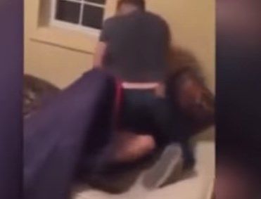 Video: un hombre sorprendió a su mujer infiel y le dio una paliza al amante