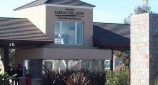 Encontraron el cadáver de un hombre en la pileta de un country